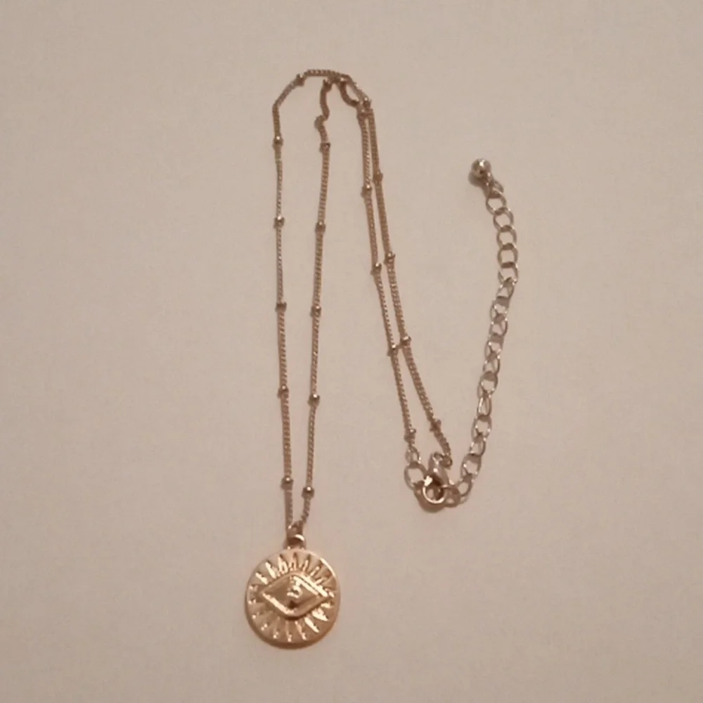 #1056.  5 Piece Assorted Gold Toned Pendant Necklace Bundle - Picture 7 of 11